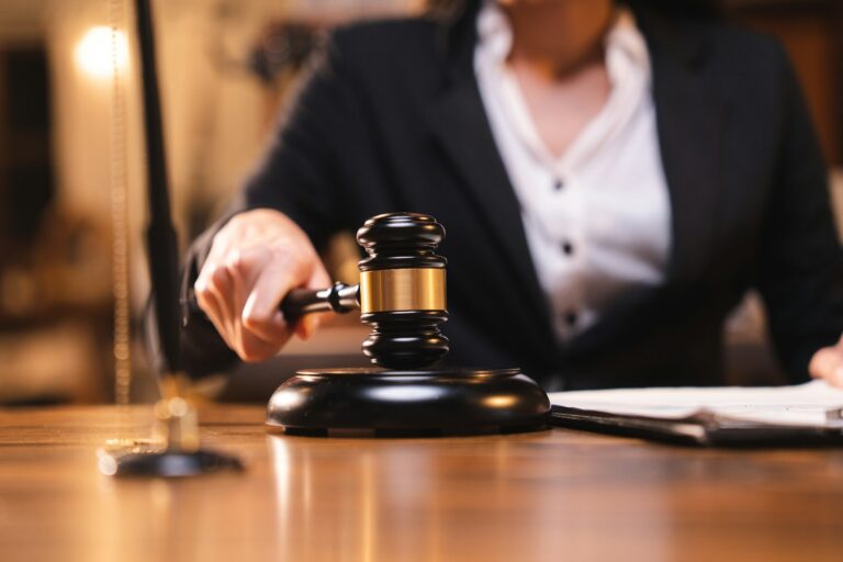Человек изучает документы для обжалования решений государственных органов, ключевые слова: обжалование, госорганы, Израиль.