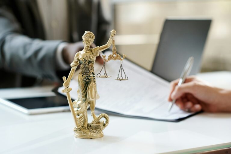 Адвокат Битуах Леуми в Израиле консультирует клиента по вопросам социального обеспечения.